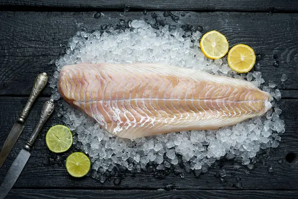 Tahtada limonlu çiğ levrek fileto..