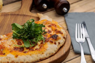 Masada peynirli calzone, yakın çekim.