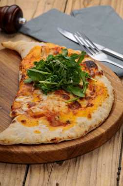 Arka planda nefis bir calzone, kapat.