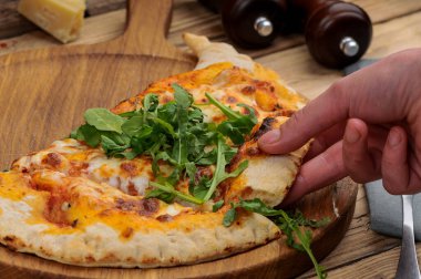 Calzone peynirli adam, masaya yaklaş.