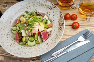 Avokado salatası, domates ve çay ile nefis bir ton balığı.