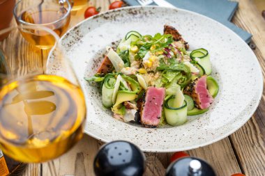 Taze ton balıklı avokado salatası, domates, şarap ve çay.