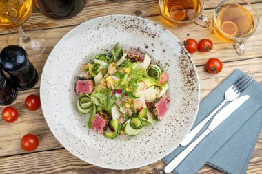 Taze ton balıklı avokado salatası, domates, şarap ve çay.