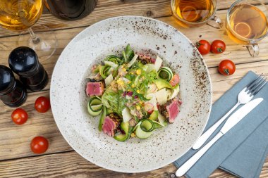 Taze ton balıklı avokado salatası, domates, şarap ve çay.