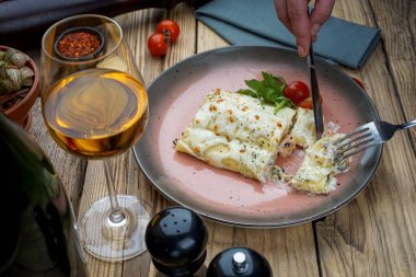 Masada nefis cannelloni ve şarap olan adam, yakın plan.