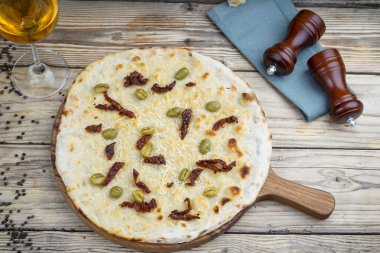 Peynirli ev yapımı pizza ve şaraplı zeytin.