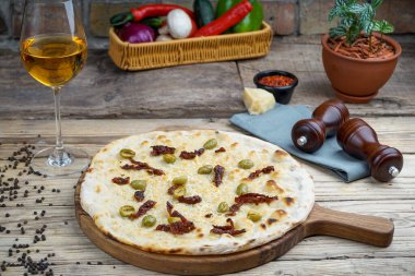 Peynirli, zeytinli, şaraplı ve sebzeli lezzetli ev yapımı pizza.