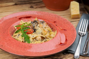 Mantarlı makarna ve arka planda peynir, yakın plan.