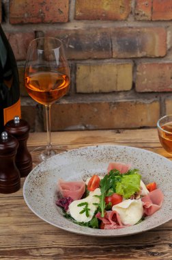  Mozarella, et ve şaraplı taze İtalyan salatası.