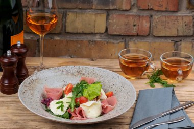  Mozarella, et ve şaraplı taze İtalyan salatası.