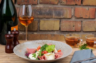  Mozarella, et ve şaraplı taze İtalyan salatası.