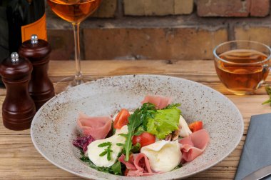  Mozarella, et ve şaraplı taze İtalyan salatası.