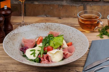  Mozarella, et ve çay ile taze İtalyan salatası.