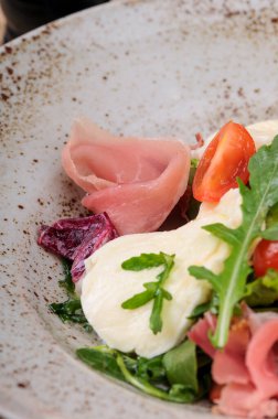 Mozarella ve etli taze İtalyan salatası.