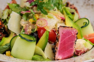 Avokado salatası ve domatesli ton balığı.