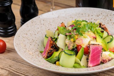 Avokado salatası ve domatesli ton balığı.