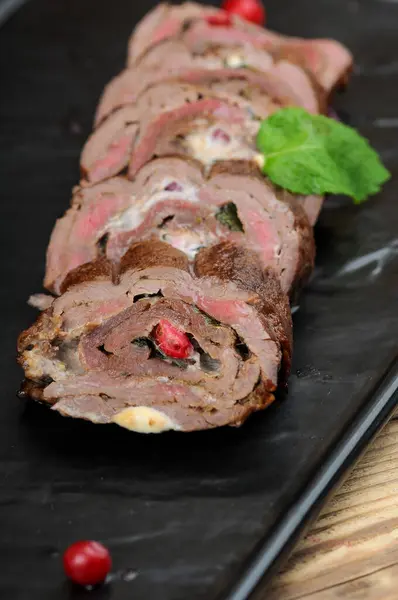 Bitkilerle, baharatlarla ve sebzelerle lezzetli sığır filetosu