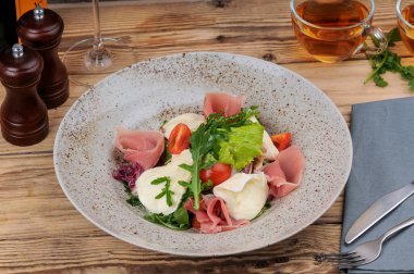 Jambonlu taze domates salatası, mozarella peyniri ve roka.