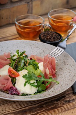 Jambonlu taze domates salatalı çatal, mozzarella peyniri ve roka.