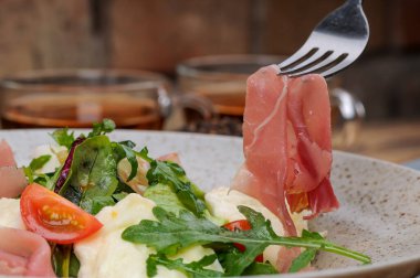 Jambonlu taze domates salatalı çatal, mozzarella peyniri ve roka.