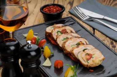 Lezzetli, iştah açıcı, rulo domuz eti domatesli, peynirli ve lezzetli soslu..