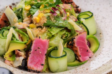 Taze salata, ton balığı ve sebze.