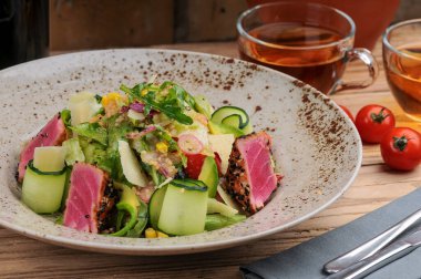 Taze salata, ton balığı ve sebze.