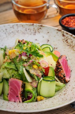 Taze salata, ton balığı ve sebze.