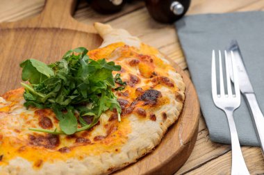 Tahtada peynirli lezzetli pizza.