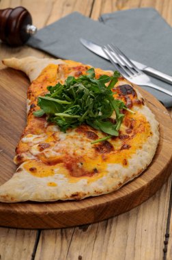 Tahtada peynirli lezzetli pizza.