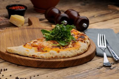 Tahtada peynirli lezzetli pizza.