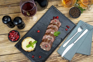 sağlıklı bir rulo köfte ot, böğürtlen ve kırmızı şarap