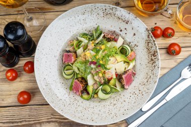 avokado salatası, domates, şarap ve çay ile sağlıklı ton balığı.