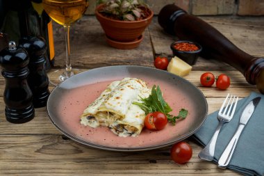 Midyeli, peynirli, domatesli ve şaraplı leziz krepler.