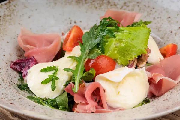 Jambonlu taze domates salatası, mozarella peyniri ve roka.