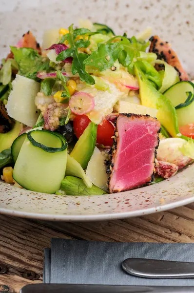 Taze salata, ton balığı ve sebze.