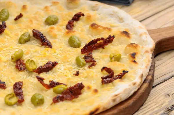 Peynirli, zeytinli ve ançüezli İtalyan pizzası.