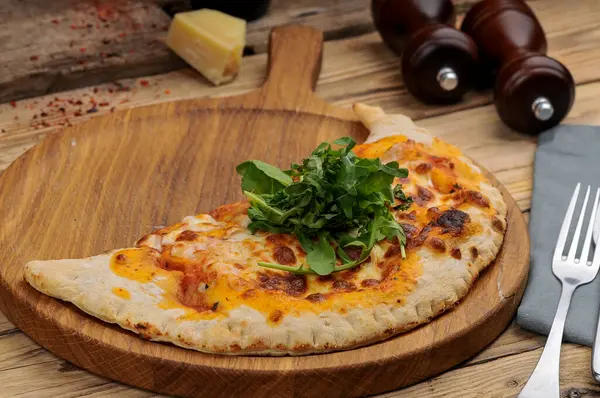 Tahtada peynirli lezzetli pizza.