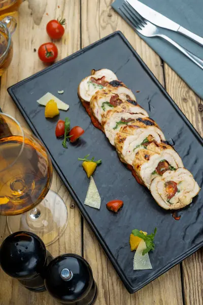 Sebze, çay ve şaraplı sağlıklı ızgara ekmek.