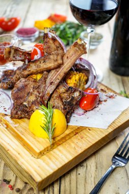 Tahtada sebzeli ve baharatlı ızgara kuzu kaburgası.