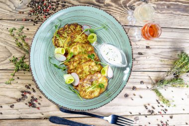 Ahşap masada ekşi kremalı kızarmış kabaklı krep manzarası.