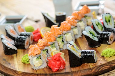 Suşi seti ahşap bir tahta üzerine alır.