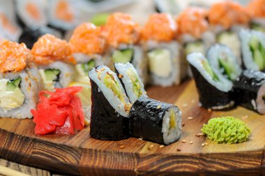 Suşi seti ahşap bir tahta üzerine alır.