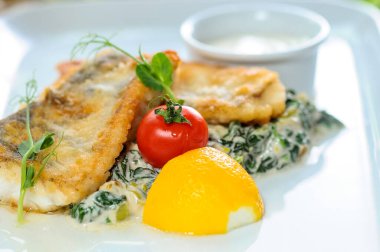 Sebzeli ve soslu kızarmış balık.