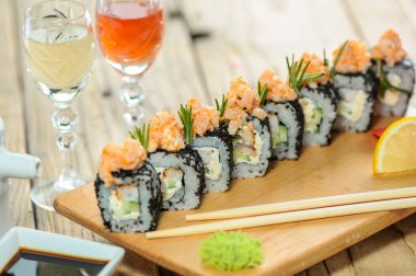 Tahta tahtada havyarlı lezzetli suşi ruloları. Suşi yemeği.