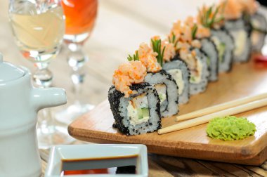 Tahta tahtada havyarlı lezzetli suşi ruloları. Suşi yemeği.