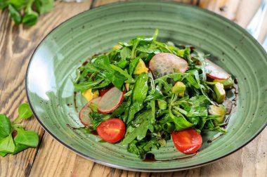 roka salatası, domates, avokado ve turp. en üstteki görünüm