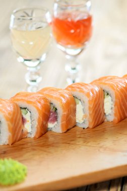Lezzetli taze somon suşisi tahtadan yapılmış, Japon mutfağı.