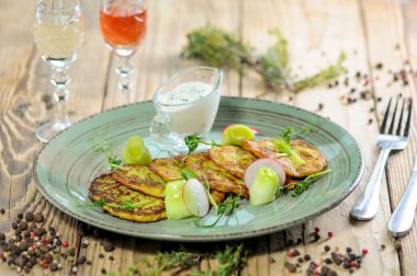 Ahşap masada ekşi kremalı kabaklı gözleme.