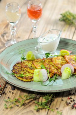 Ahşap masada ekşi kremalı kabaklı gözleme.